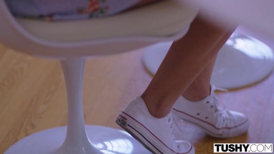 Превью Две телочки сосут член парня и наслаждаются анальным сексом втроем № 10044