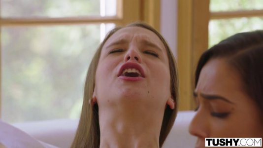 Превью Две телочки сосут член парня и наслаждаются анальным сексом втроем № 10044