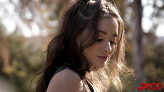 Превью Горячая болельщица активно скачет на возбужденном члене бойфренда № 10127