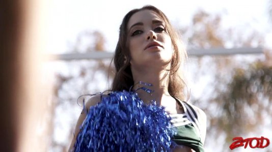 Превью Горячая болельщица активно скачет на возбужденном члене бойфренда № 10127