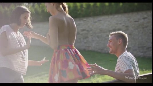 Превью Подруги уговорили парня заняться сексом втроем в парке на лужайке № 10147