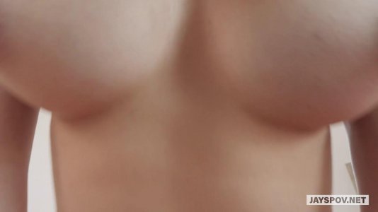 Стройная цыпочка скачет на члене бойфренда и получает сперму на сиськи