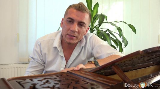 Превью Пианистка кайфует от жаркого секса с бойфрендом на диване № 10267