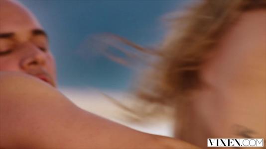 Превью Лысый мужик на отдыхе регулярно трахает свою красотку № 1028