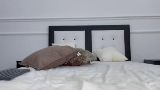 Превью Девушка в соблазнительном топе мастурбирует вагину на кровати № 10299