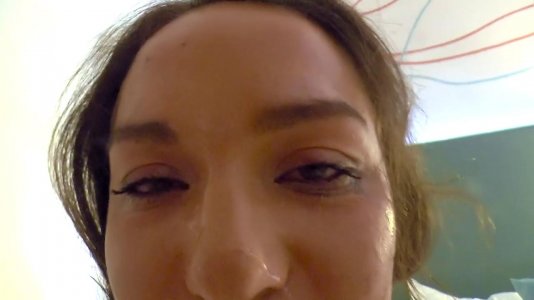 Мужик жестко отымел свою телку в рот и анал, кончив ей в попку