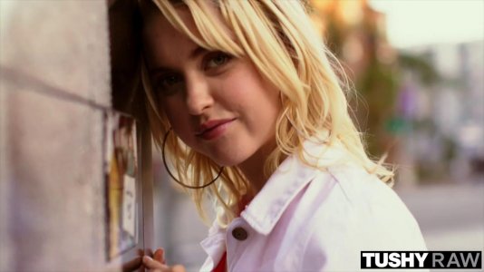 Превью Блондинка с анальной пробкой в попке любит только жесткий секс № 10322