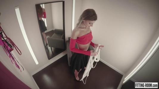 Превью Худенькая цыпочка на кресле дрочит клитор и ласкает свою киску № 1048