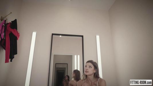 Превью Худенькая цыпочка на кресле дрочит клитор и ласкает свою киску № 1048