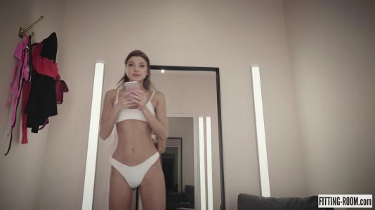 Превью Худенькая цыпочка на кресле дрочит клитор и ласкает свою киску № 1048