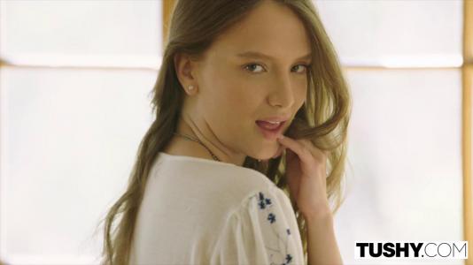 Превью Молодая девка с мохнатой пилоткой скачет на члене бойфренда № 1109