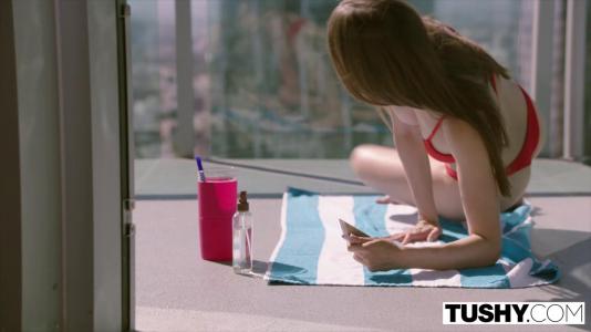 Превью Молодая девка с мохнатой пилоткой скачет на члене бойфренда № 1109