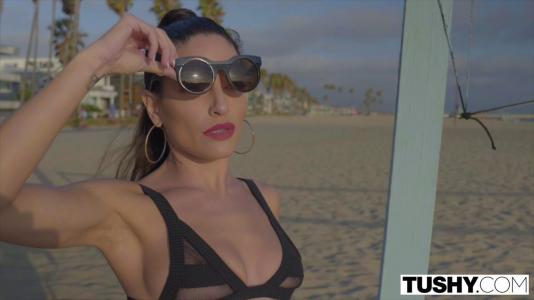 Превью Опытная баба с классными дойками любит трахаться только в анал № 1123