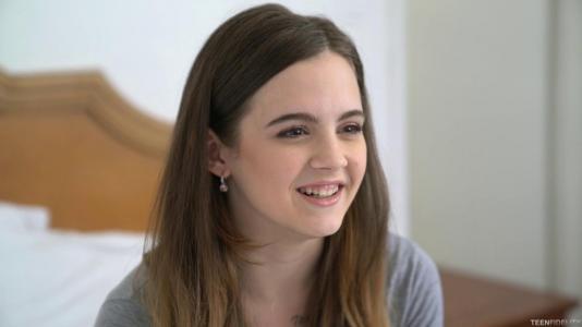 Молодая девка дала себя трахнуть в ротик и попробовала сперму