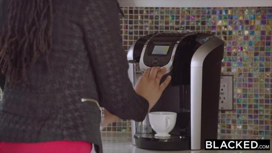 Превью Негр кайфует от двойного минета и наслаждается сексом втроем с телками № 1128