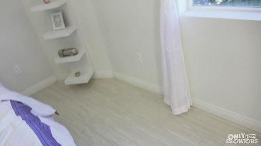 Знойная красотка работает ротиком и руками, чтобы получить порцию спермы