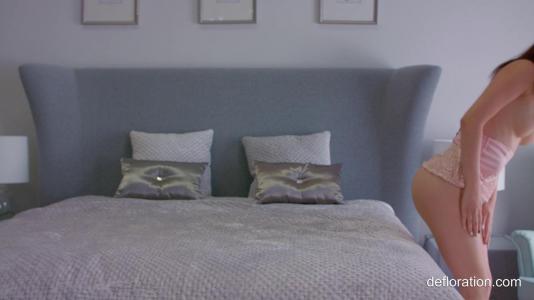 Превью Сексуальная телка разминает свои дойки и ласкает пилотку № 1131