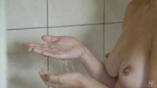 Превью Блондинка вылизала обе щелке своей подружке в душе № 1136