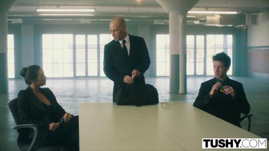 Превью Страстная брюнетка любит незабываемый секс втроем № 1139