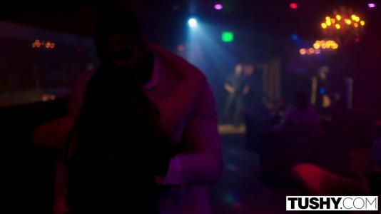 Превью Страстная брюнетка любит незабываемый секс втроем № 1139