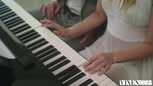 Молодая телка занялась сексом со зрелым и очень опытным мужиком