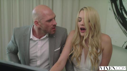 Молодая телка занялась сексом со зрелым и очень опытным мужиком