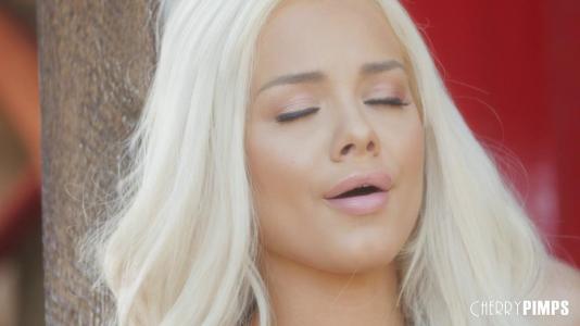 Превью Привлекательная цыпочка устроила мастурбацию на заднем дворе № 1178