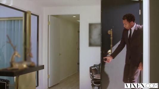 Превью Темнокожий парень возбудил девку языком и трахнул ее влажную киску № 1179