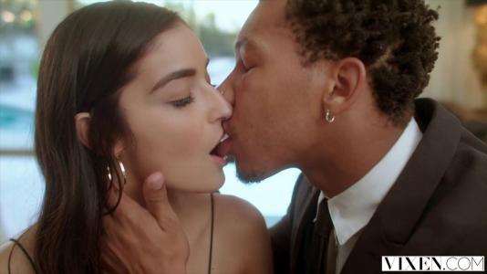 Превью Темнокожий парень возбудил девку языком и трахнул ее влажную киску № 1179