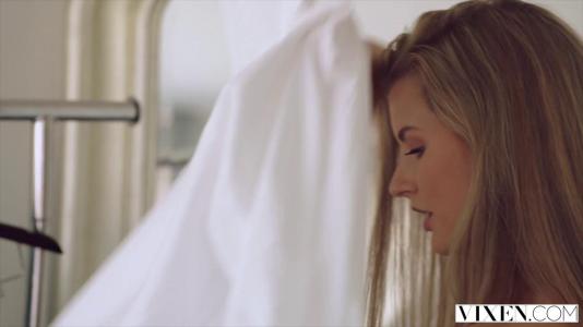 Превью Жена балует мужа минетом и занимается с ним сексом на столе № 1203