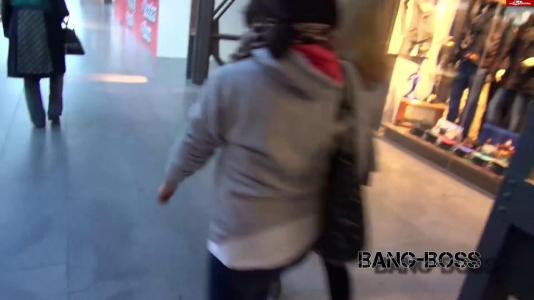 Превью Любительницы шопинга зажали парня в магазине и сделали двойной минет № 121