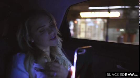 Превью Хрупкая блондинка отлично справилась с огромным членом негра № 1220