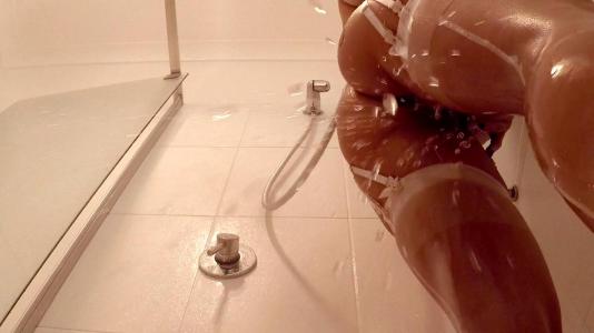 Превью Девка с классной попкой долбит свой анус дилдо в душе № 1232