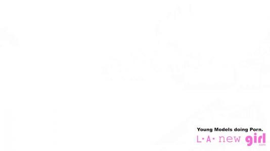 Превью Веселая красотка страстно дрочит клитор и ласкает свою киску № 1257