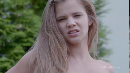 Развратная красотка прямо на улице оголила свои упругие дойки