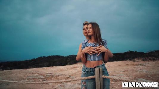 Превью Парень привез двух подруг на отдых, чтобы устроить секс втроем № 129