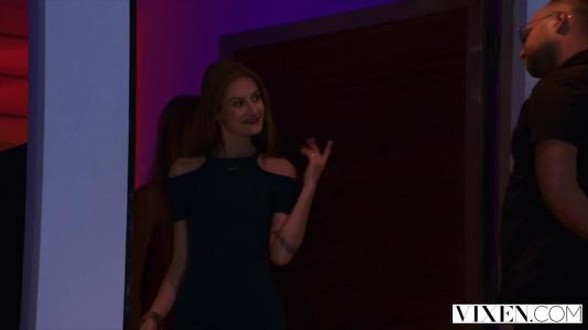 Превью Парень привез двух подруг на отдых, чтобы устроить секс втроем № 129