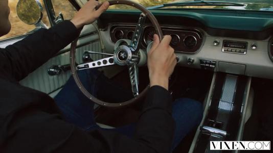 Превью Парень привез двух подруг на отдых, чтобы устроить секс втроем № 129