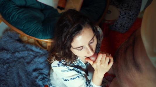 Превью Брюнетка нежными руками дрочит член и делает парню минет № 1293