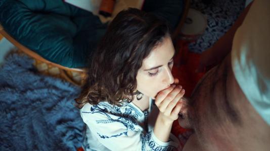 Превью Брюнетка нежными руками дрочит член и делает парню минет № 1293