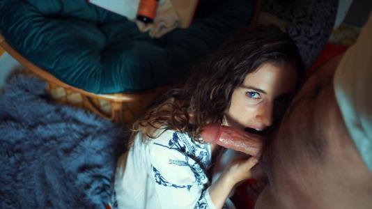 Превью Брюнетка нежными руками дрочит член и делает парню минет № 1293