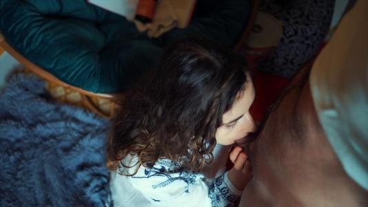 Превью Брюнетка нежными руками дрочит член и делает парню минет № 1293