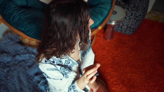 Брюнетка нежными руками дрочит член и делает парню минет