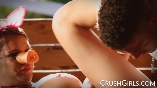 Парочка просто обожает ролевые игры и по-настоящему страстный секс