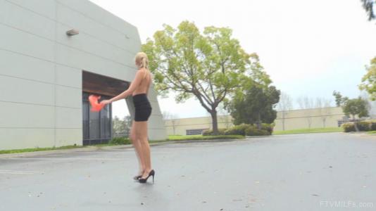 Превью Худощавая блондинка нежными пальцами доводит себя до оргазма № 1428