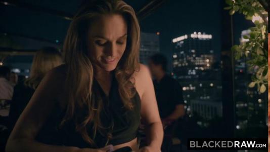 Превью Красотка громко стонет и кончает, пока негр трахает ее № 1435