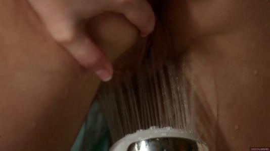 Превью Горячая красотка мастурбирует в душе и кончает от блаженства № 1444