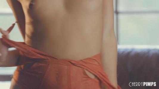 Превью Горячая телочка в чулках кончила от нежной мастурбации № 1463