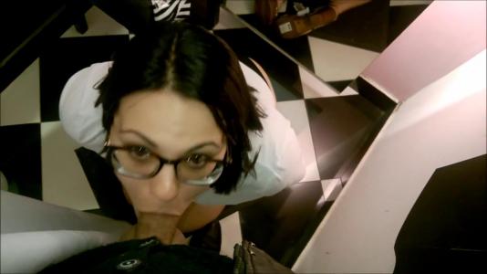 Превью Брюнетка в примерочной магазина отсосала член незнакомого мужика № 148