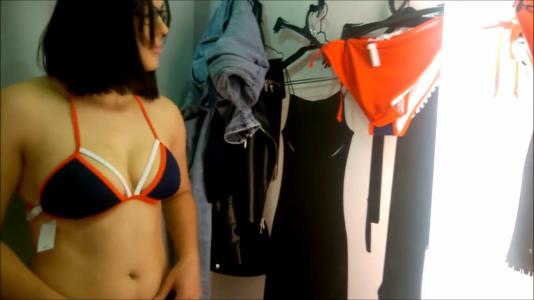 Брюнетка в примерочной магазина отсосала член незнакомого мужика